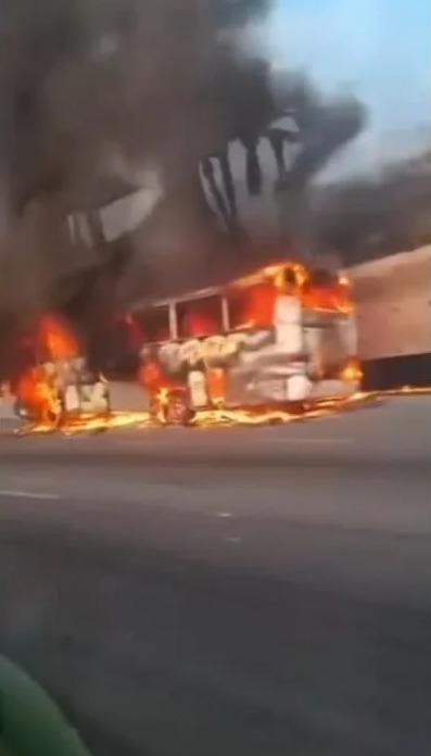 Vídeo: ônibus pega fogo e provoca rastro de chamas na rodovia Anhanguera, em SP