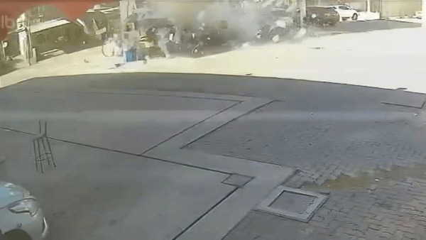 Vídeo: explosão em posto de combustíveis deixa quatro feridos no RJ