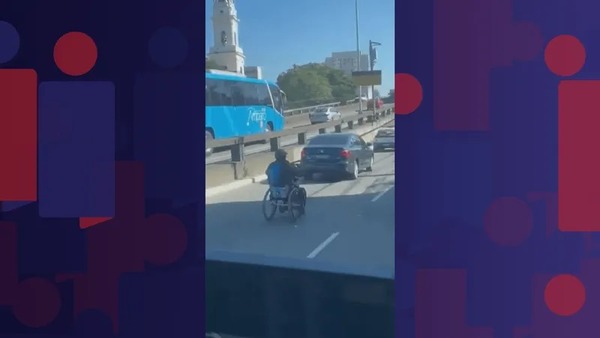 Homem usa cadeira de rodas motorizada no trânsito e é alvo de investigação no Rio de Janeiro