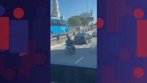 Homem usa cadeira de rodas motorizada no trânsito e é alvo de investigação no Rio de Janeiro