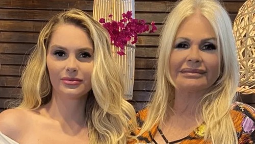 Monique Evans e Bárbara Evans se reconciliam meses após brigarem