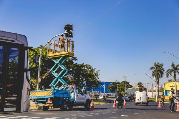 Novos semáforos iniciam funcionamento na rotatória Amin Calil em Ribeirão Preto