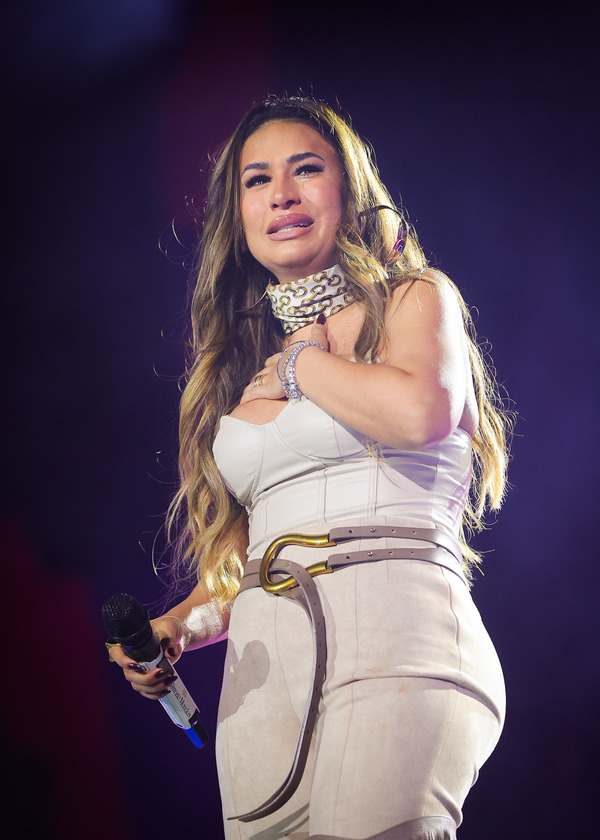 Simone Mendes chora no palco ao ficar sem voz durante show