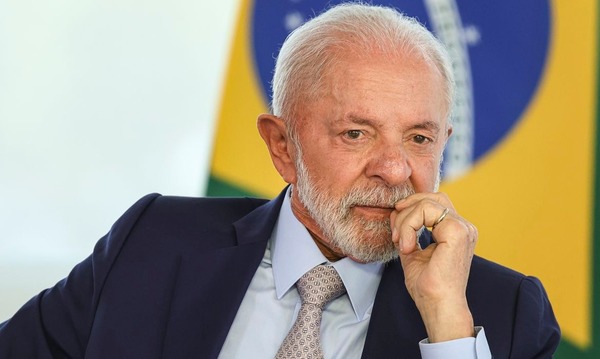Após mal-estar na véspera, Lula vai despachar do Alvorada nesta terça-feira
