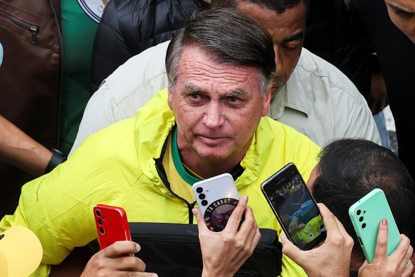 Bolsonaro pode ter bens bloqueados por financiar Eduardo e ação contra STF nos EUA