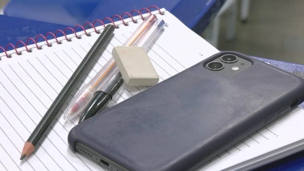 Estudo mostra que mais de 60% dos estudantes do ensino médio seguem usando o celular na escola