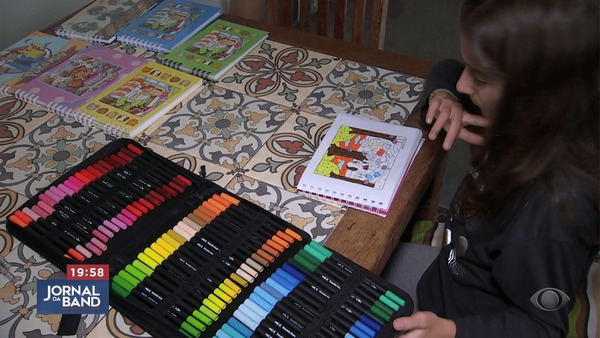 Livros de colorir figuram entre os mais vendidos do Brasil