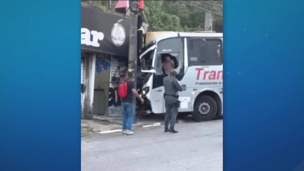 Vídeo: ex-funcionário furta ônibus, dirige desgovernado e bate em poste em Carapicuíba