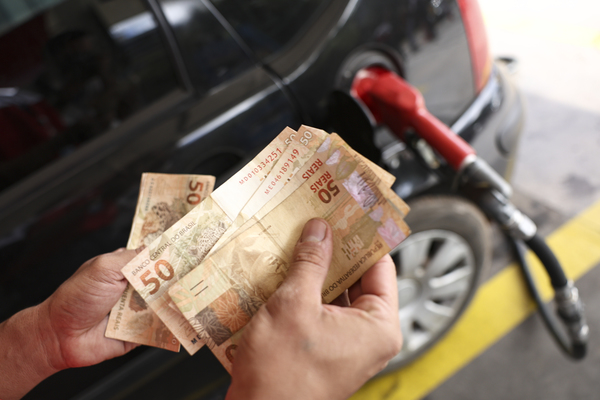 Petrobras anuncia redução de 5,6% no preço da gasolina entregue às distribuidoras