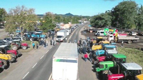 Produtores rurais fecham estradas no Sul em protesto por renegociação de dívidas