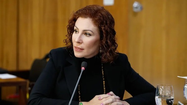 PGR pede prisão preventiva de Carla Zambelli, após deputada deixar o Brasil