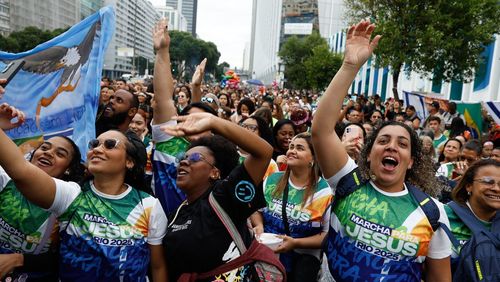 Evangélicos crescem e representam mais de um quarto da população
