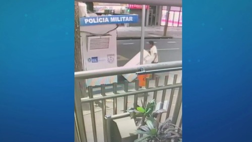 Vídeo: homem invade cabine da PM do RJ, furta geladeira e sai sem ser incomodado
