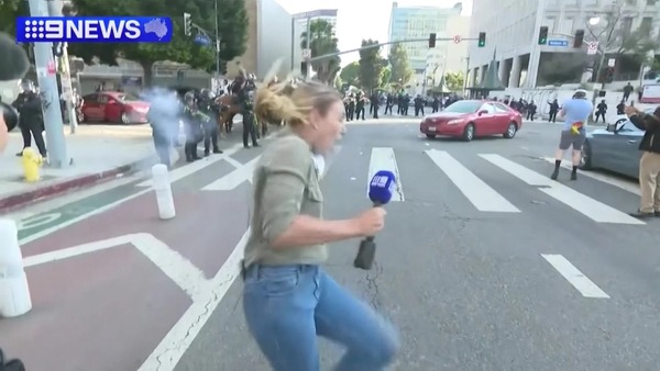 Vídeo: repórter é atingida por bala de borracha durante protestos em Los Angeles