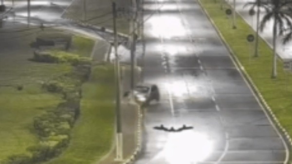 Vídeo: motorista desabilitada dorme ao volante e derruba três postes em Paulínia