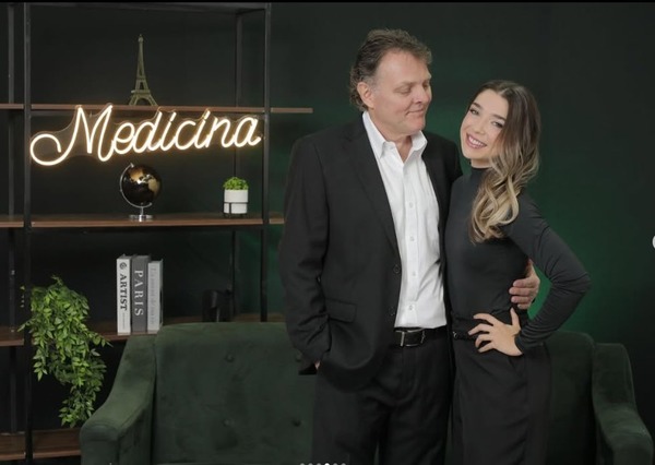 Vídeo de pai pagando último boleto da faculdade de medicina da filha viraliza