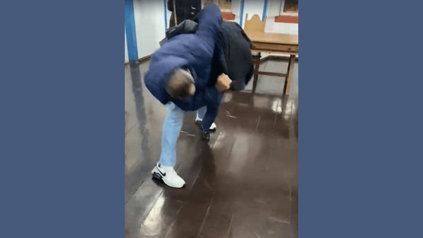 Vereadores de Paraibuna (SP) trocam agressões após discussão na Câmara Municipal; veja vídeo