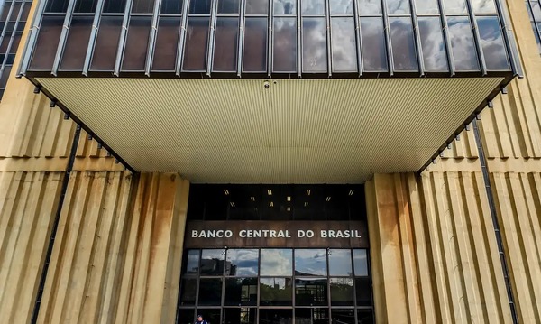 Brasileiros sacaram R$ 360 milhões em valores a receber em abril