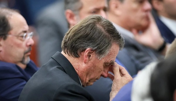 Bolsonaro explica razão para não passar faixa presidencial para Lula: 'Não ia me submeter'