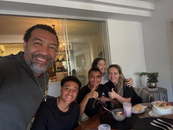 Pai de Pedro Severino publica imagens do jogador em casa após alta: “Vamos pra próxima etapa”