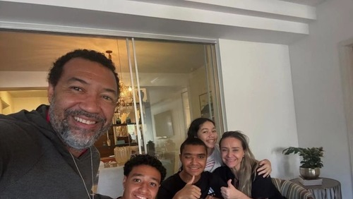 Pai de Pedro Severino publica imagens do jogador em casa após alta: “Vamos pra próxima etapa”
