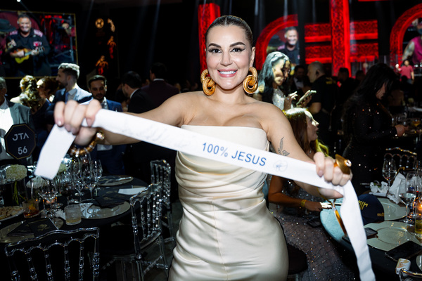 Deolane Bezerra arremata faixa '100% Jesus' de Neymar em leilão