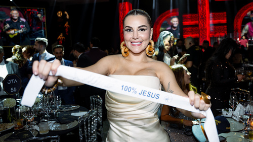 Deolane Bezerra arremata faixa '100% Jesus' de Neymar em leilão