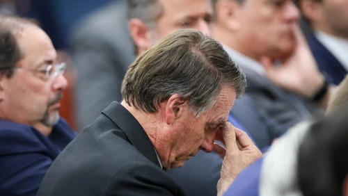 Bolsonaro ataca urnas e pede desculpas a Moraes durante depoimento