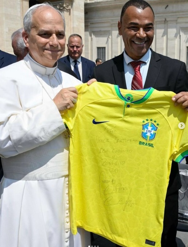 Cafu presenteia papa Leão XIV com camisa da seleção brasileira
