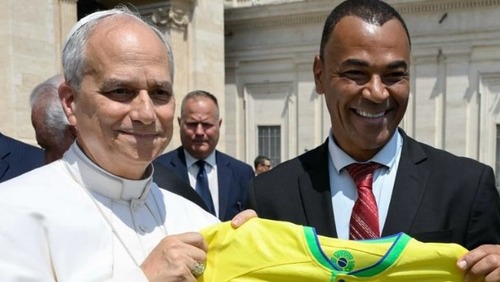 Cafu presenteia papa Leão XIV com camisa da seleção brasileira