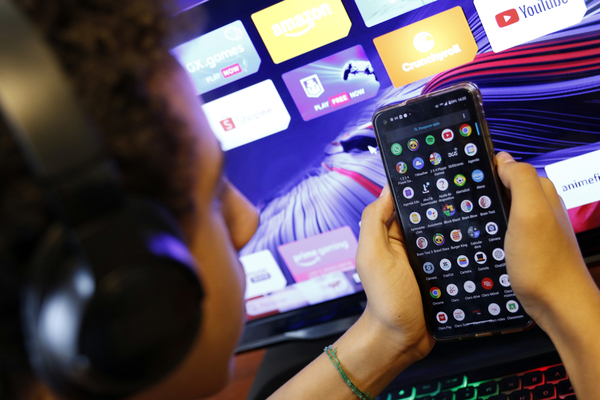 França quer restringir acesso a redes sociais para menores de 15 anos; entenda
