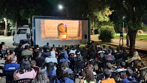 Cine Céu leva cinema itinerante movido a energia solar para bairros de Ribeirão Preto
