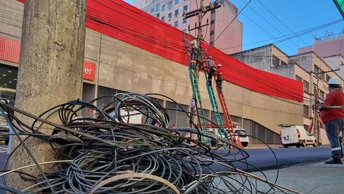 Mais de 3 toneladas de fios soltos são retiradas da região central de Ribeirão Preto