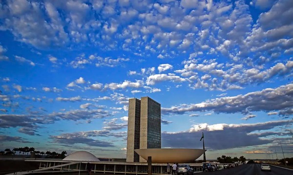Projeto pode permitir que parlamentar acumule aposentadoria e salário