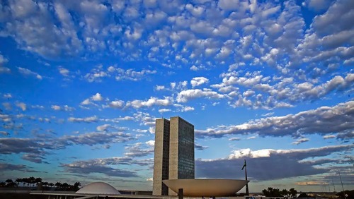 Projeto pode permitir que parlamentar acumule aposentadoria e salário