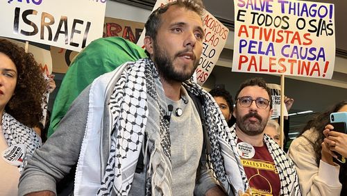 Thiago Ávila chega ao Brasil e é recebido por grupo pró-Palestina