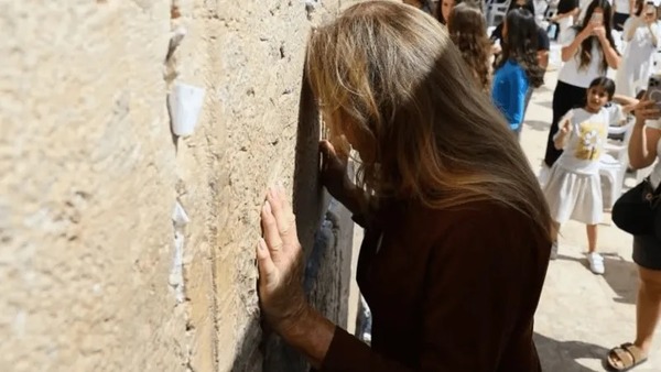 Em Israel, Caitlyn Jenner pede apoio em meio a bombardeios: "Rezem por todos nós"
