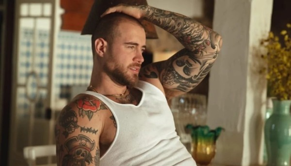 Ex-bombeiro de Eliana rebate críticas por OnlyFans: "Não vou deixar de ganhar R$ 60 mil"
