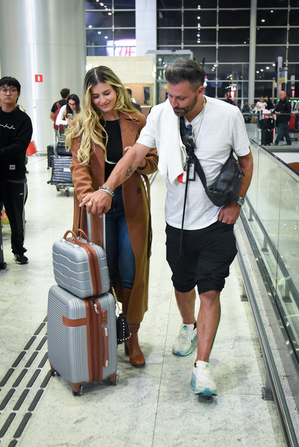 Henri Castelli é flagrado com criadora de conteúdo adulto em aeroporto