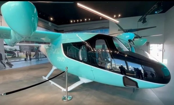 Embraer exibe ‘carro voador’ em escala real em feira na França