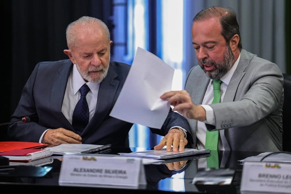 Estreito de Ormuz: Lula e ministro discutem ações para evitar aumento do combustível