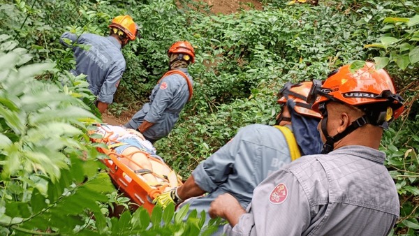 Jovem de 24 anos é resgatada na trilha da Cachoeira do Paquetá em Ilhabela