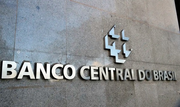 BC diz que Selic deve ser mantida em 15% por período prolongado