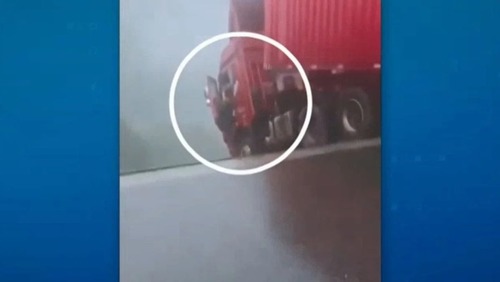 Vídeo: ponte desaba e deixa motorista de caminhão pendurado em cabine na China