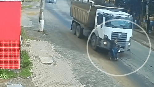 Vídeo: cadeirante é arrastado por caminhão em Porto Alegre (RS)