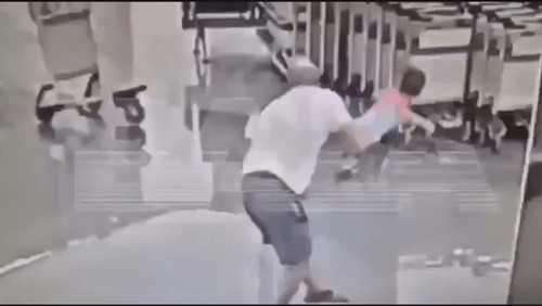Vídeo: homem levanta e arremessa criança no chão no Aeroporto de Moscou, na Rússia