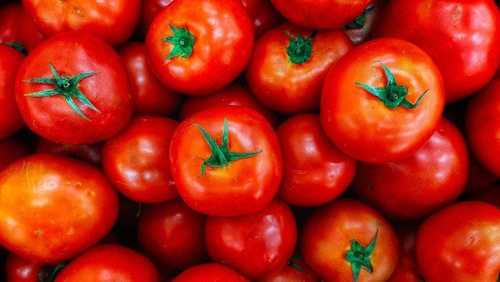 Preços do tomate, ovos e arroz caem e aliviam a alta da inflação