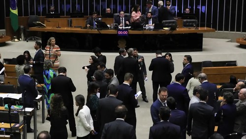 Governo ainda avalia se vai ao Supremo por IOF, diz AGU