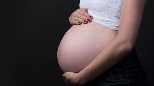 Brasileiras estão tendo menos filhos e adiam maternidade, diz Censo