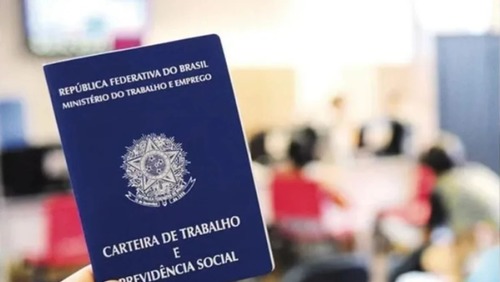 Emprego com carteira assinada no Brasil bate recorde entre março e maio, diz IBGE